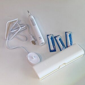 Oral-B Pro White Electric Toothbrush Set